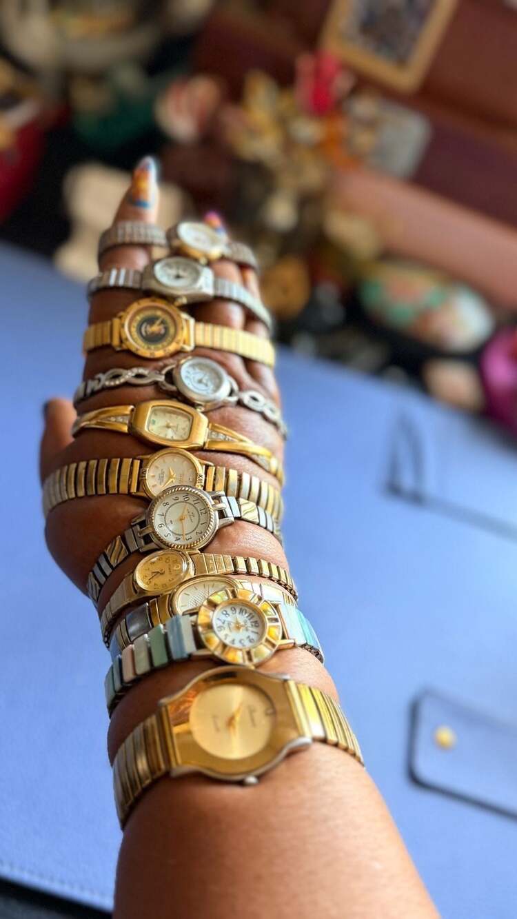 Assorted Lot of 11 Vintage Women's Quartz Wristwatches with Stretch Bands